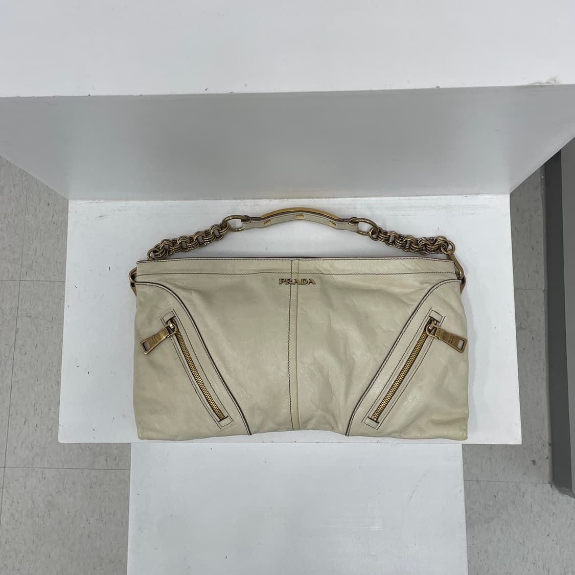 프라다 아이보리 비텔로 레더 시즌 이스트웨스트 체인 숄더백 가방 상품이미지1