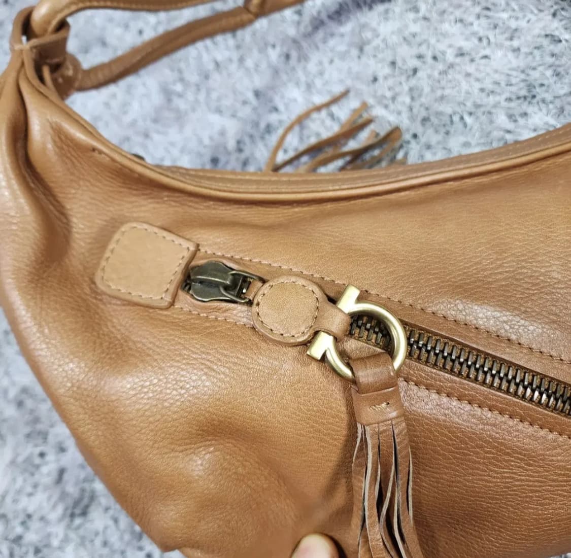 페라가모 레더 숄더백 상품이미지5