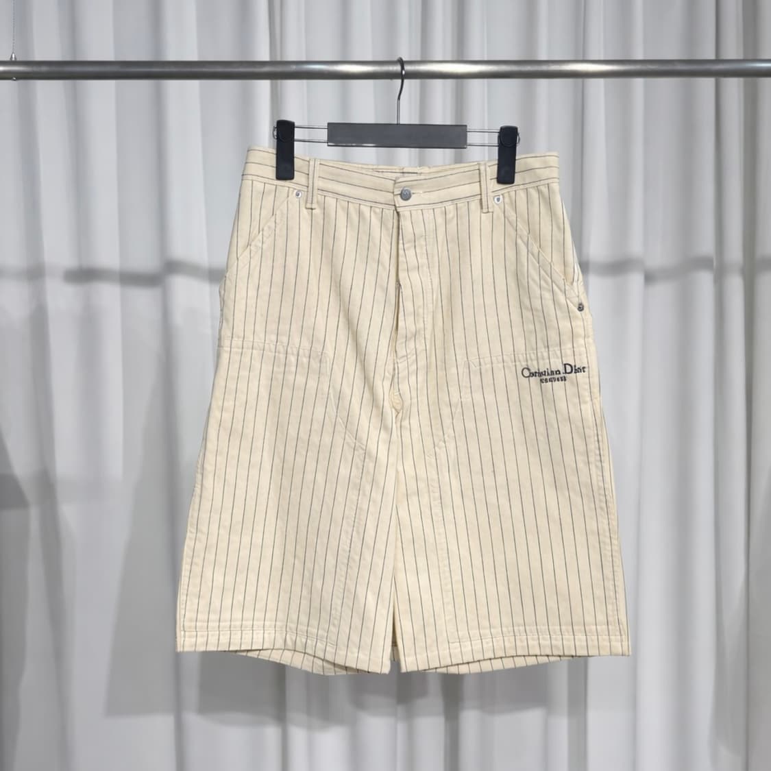 [정품] 디올 꾸뛰르 스트라이프 로고 자수 반바지 상품이미지1