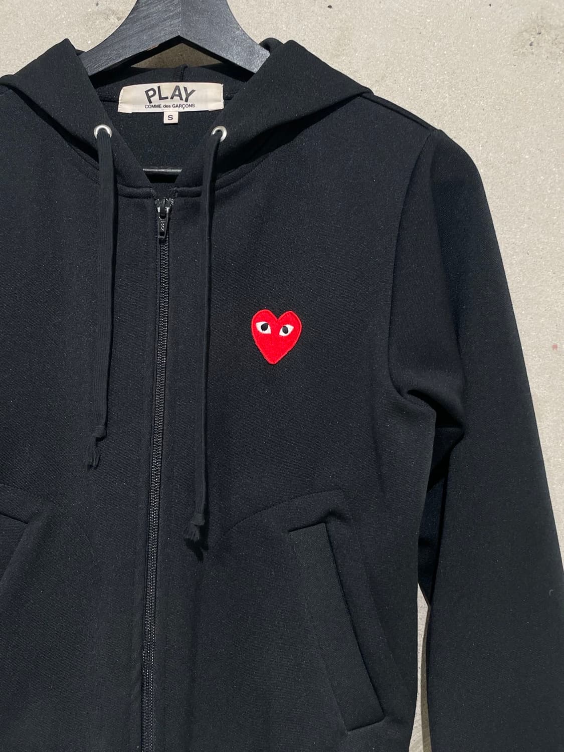꼼데가르송 플레이 블랙 하트 와펜 폴리에스터 후디 집업 상품이미지3