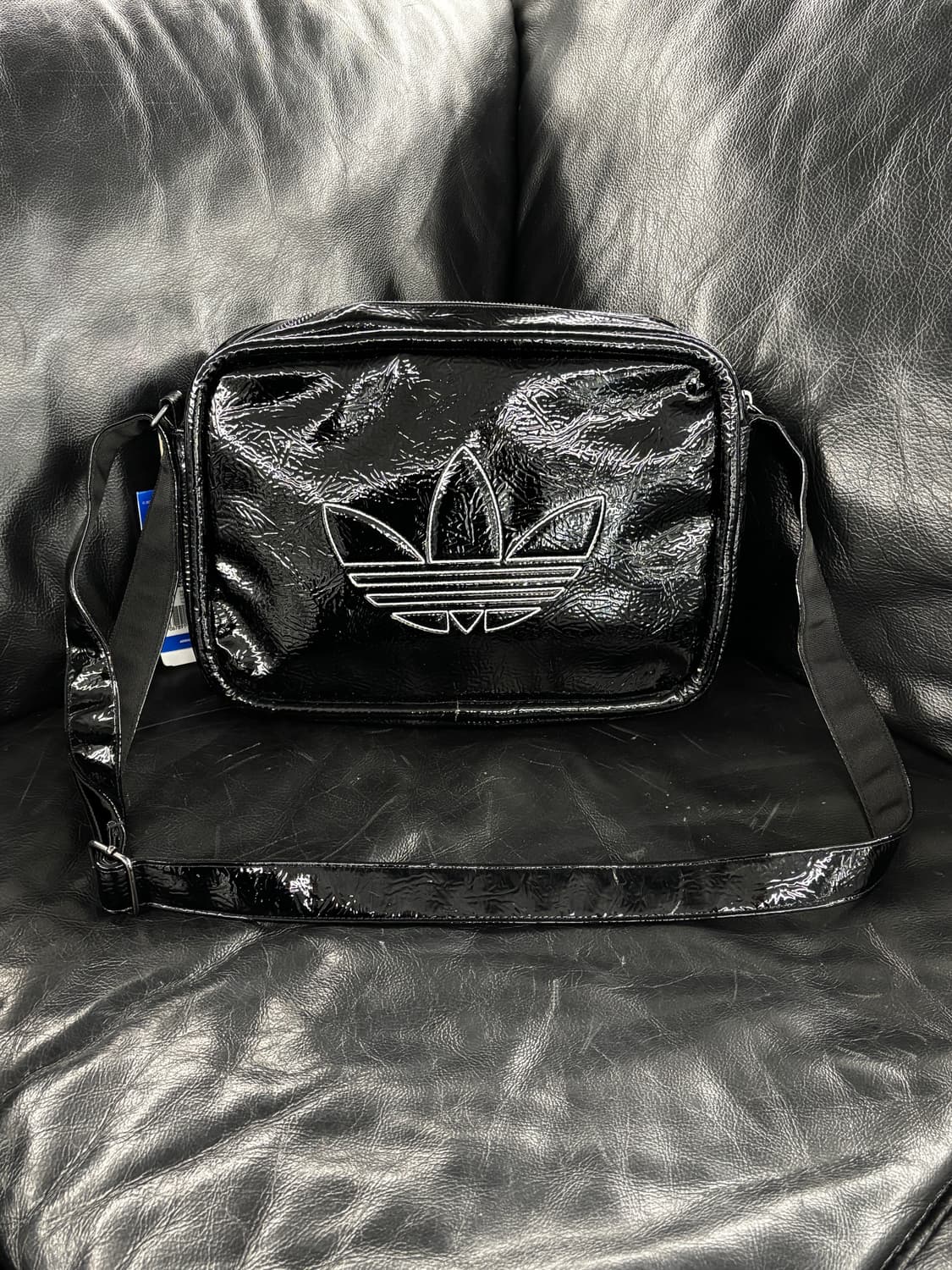 아디다스 블랙 에나멜 크로스백 상품이미지2