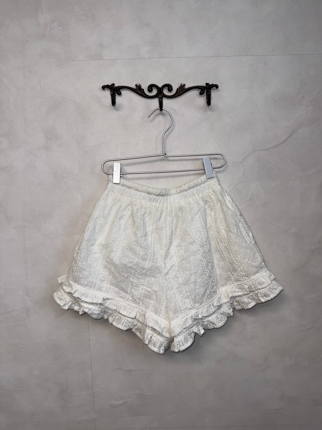 White floral punching short pants  상품이미지3