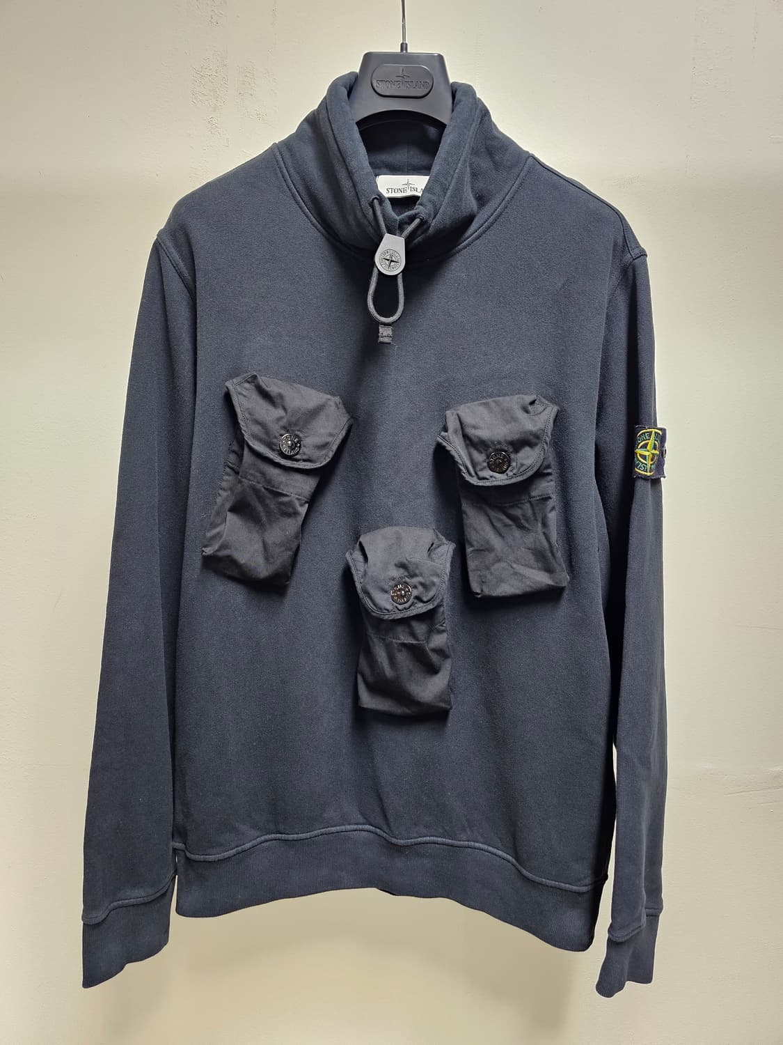 스톤아일랜드 탄창 하이 넥 스웨트셔츠 상품이미지1