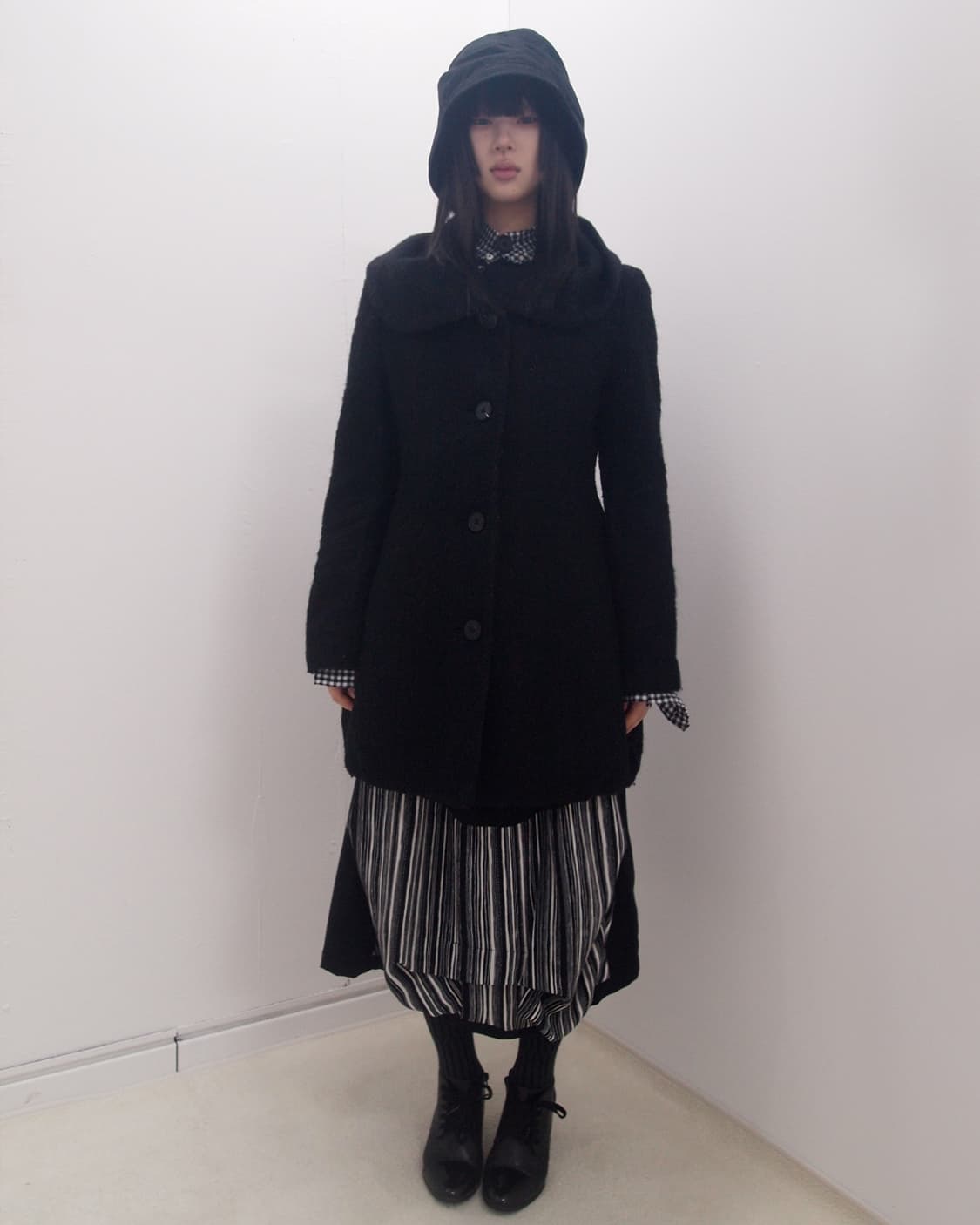 Wide collar tulip line black button coat 상품이미지1