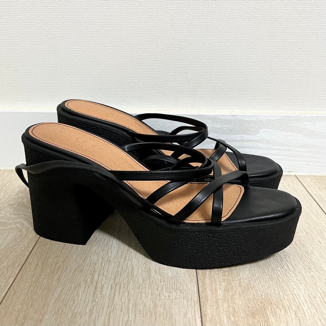 [새상품] 블랙 스트랩 가보시 통굽 샌들 10cm / 245mm 상품이미지5