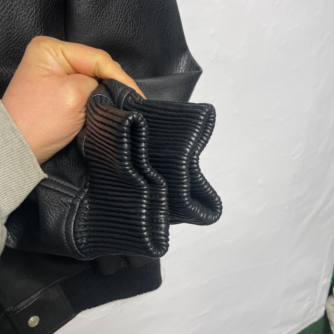 드레스볼륨 블랙 페이크 레더 봄버 자켓 상품이미지4