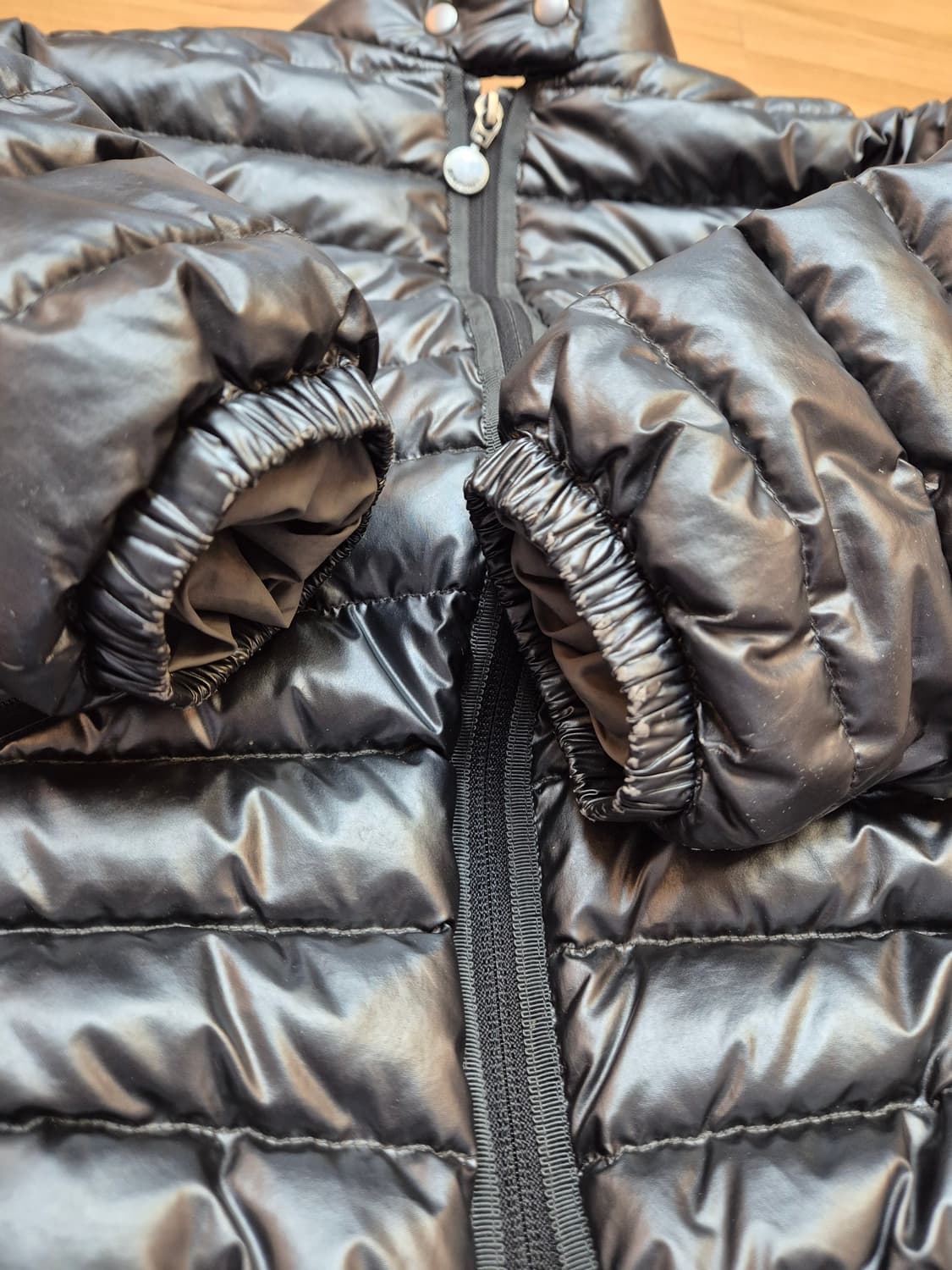 봉포인트 블랙 색상 경량 패딩입니다. 겉감은 폴리에스터 100% 소재로  상품이미지7