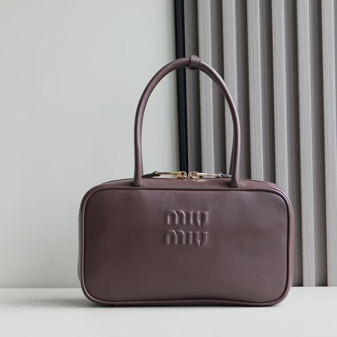 미우 미우 가죽 탑 핸들백 상품이미지9