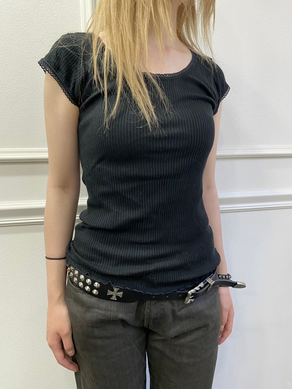 [MILEIL] Black Lace Detail Slim Fit Tee 상품이미지4