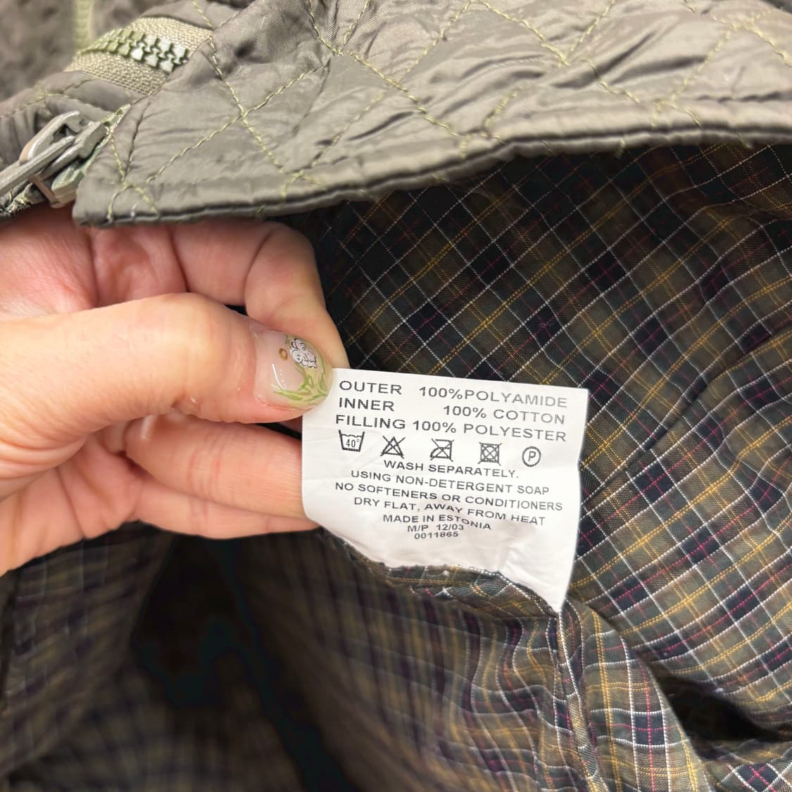 바버 하이넥 퀄팅 베스트 다이아 누빔 백 사이드 버튼 탭 디테일 카키 상품이미지9