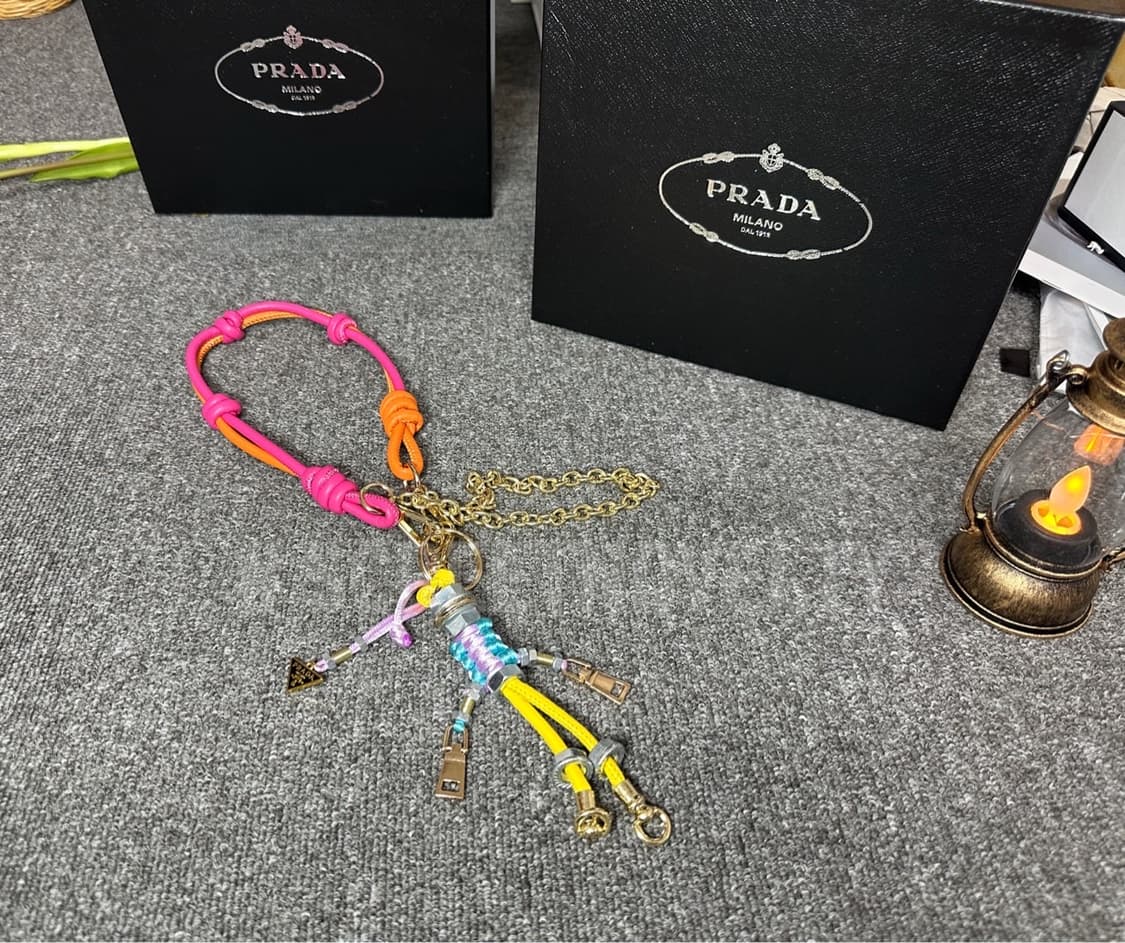 프라다 로봇 백참 핑크 상품이미지1