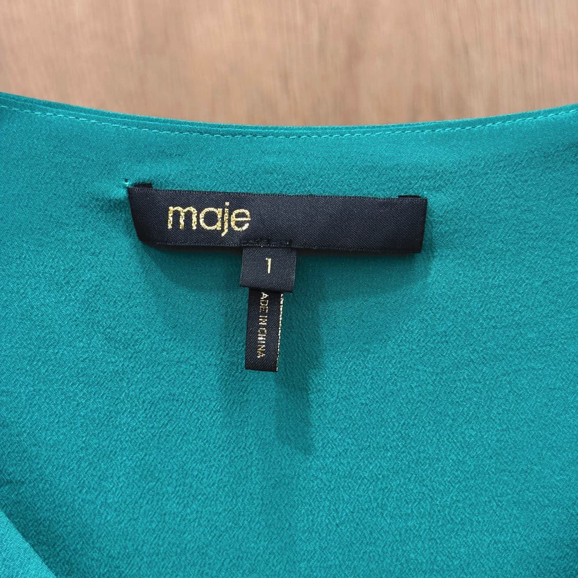 마쥬 브이넥 블라우스 셔링 소매 버튼 디테일 플레어 핏 그린 상품이미지7