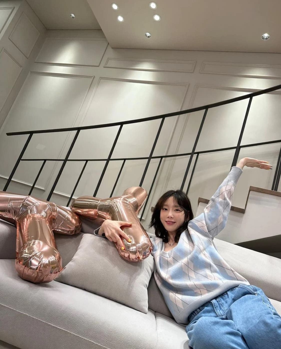 오버듀플레어 클래식 아가일 니트 페일블루 상품이미지2