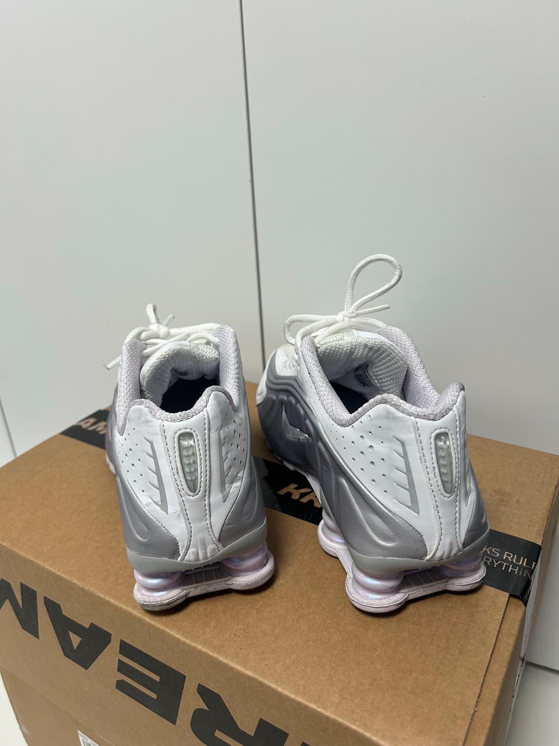 (W) 나이키 샥스 R4 화이트 앤 메탈릭 플래티넘 상품이미지5