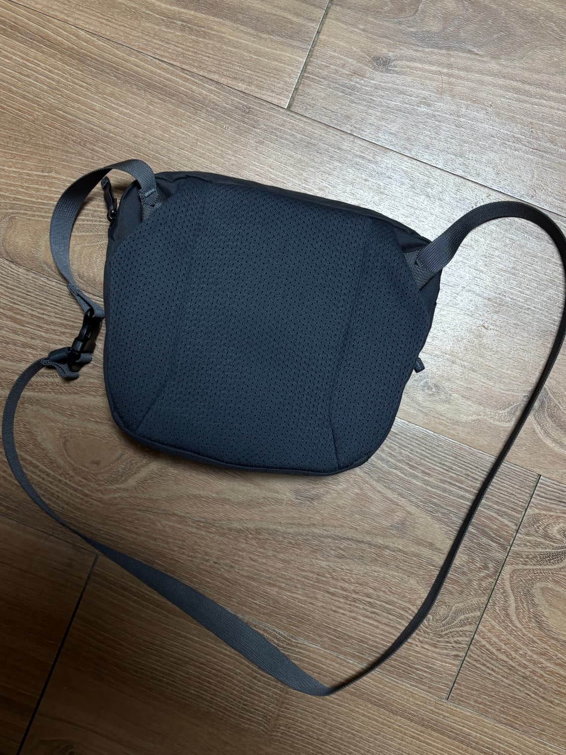 아크테릭스 크로스백 상품이미지2