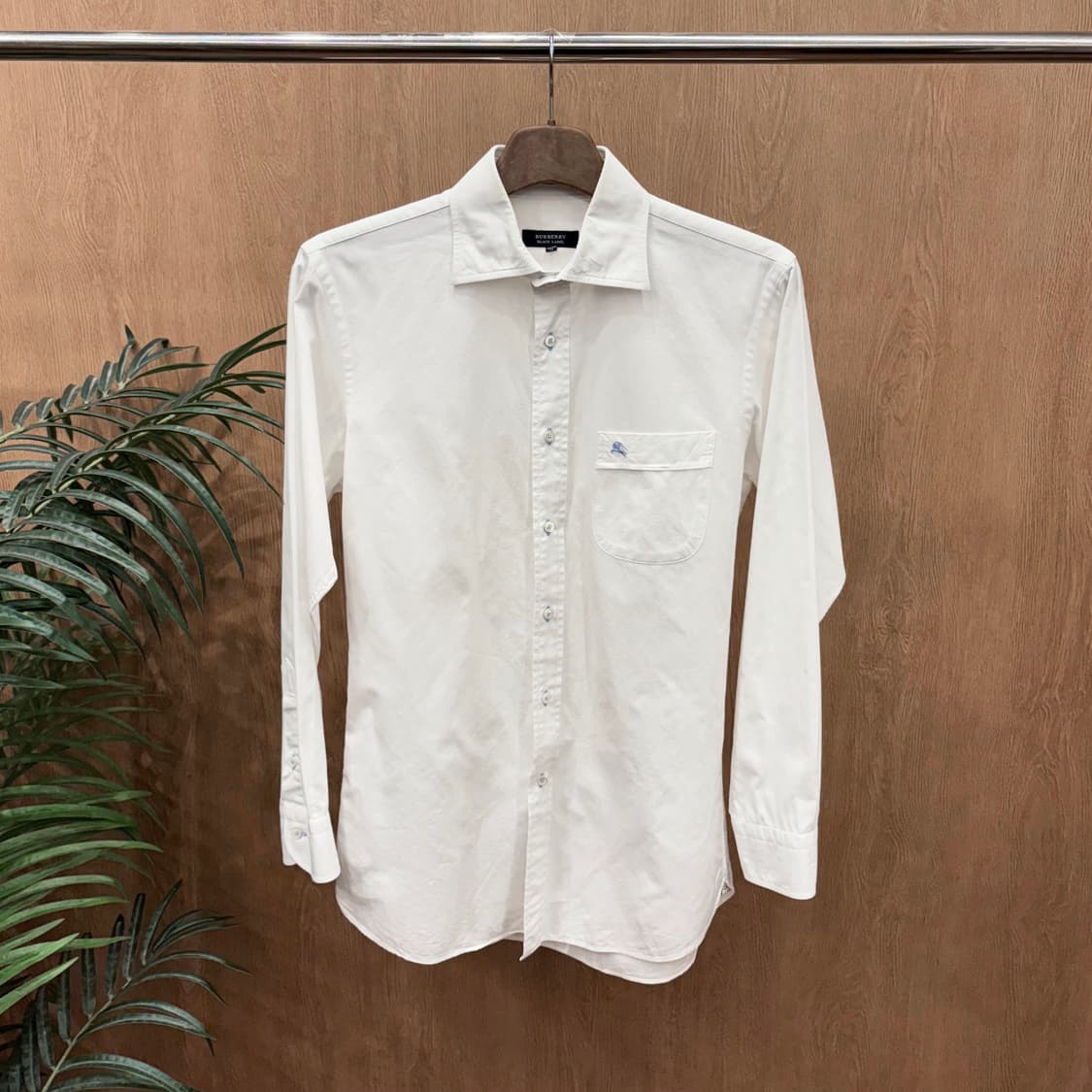 버버리 블랙 라벨 코튼 긴팔 셔츠 포켓 블루 로고 자수 디테일 화이트 상품이미지1