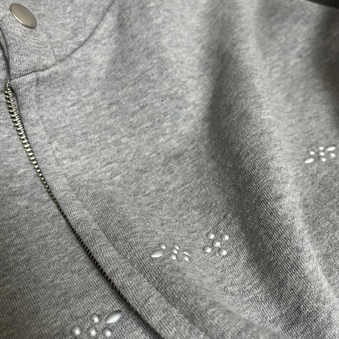 아워캐비넷 스터드 후드 집업 그레이 에이블리 지그재그 상품이미지6