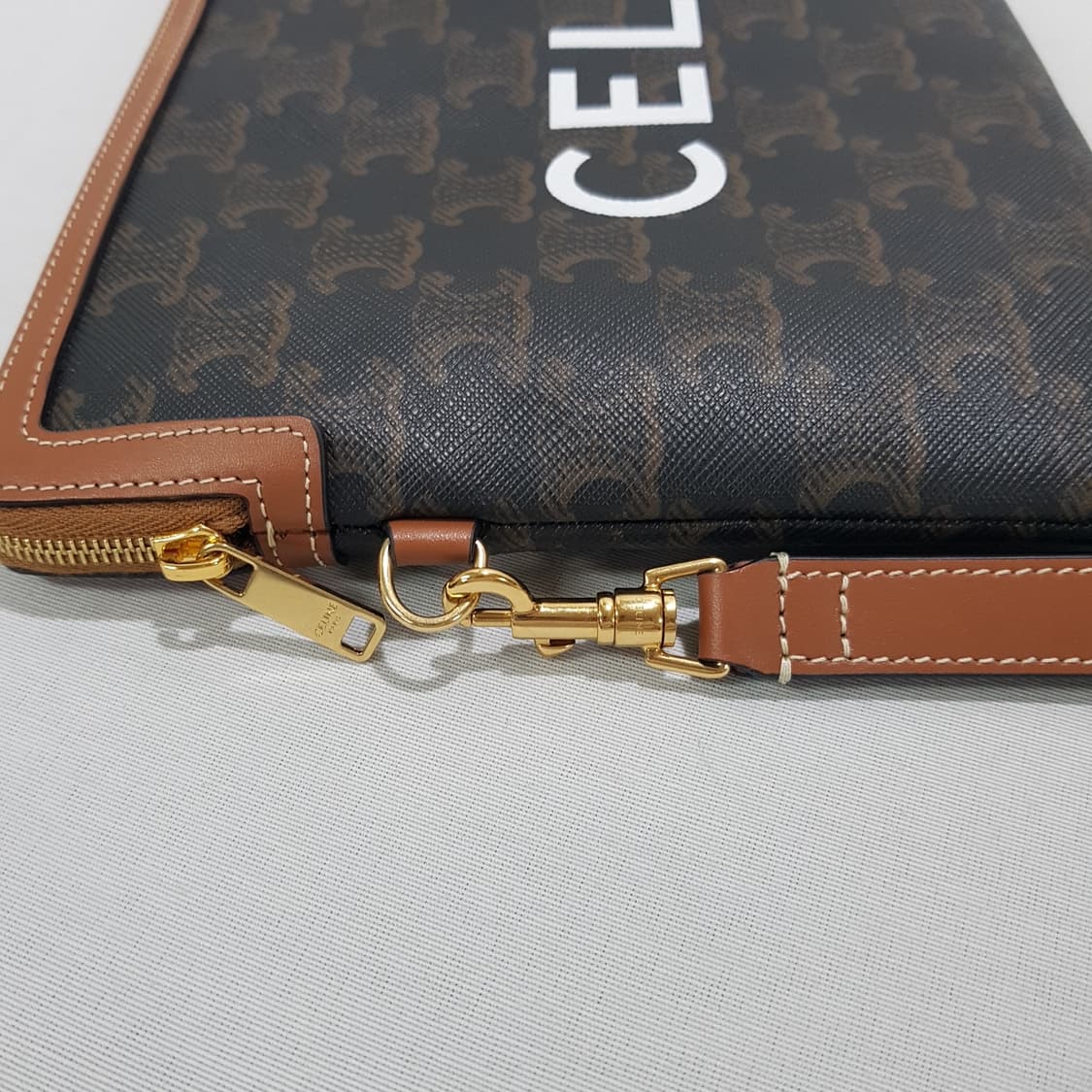 셀린느 스몰 퀴르 트리옹프 스트랩 파우치 상품이미지5