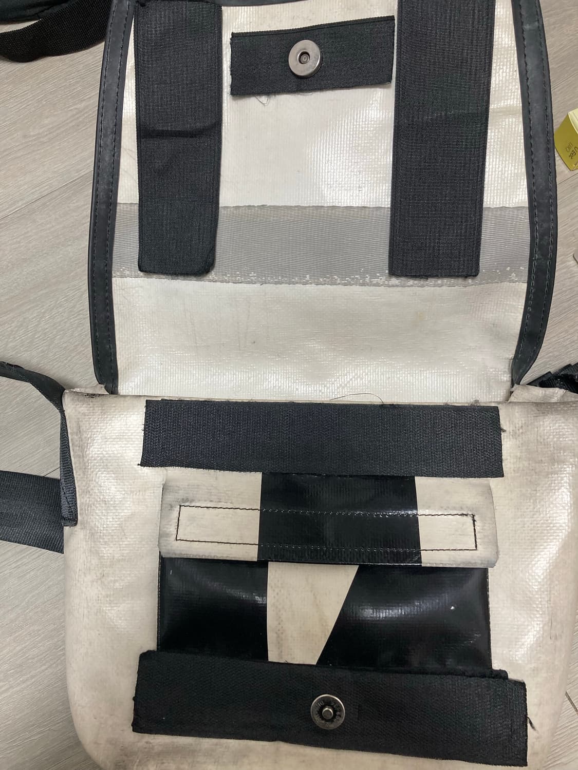 프라이탁 라씨 검흰 팝니다  상품이미지3