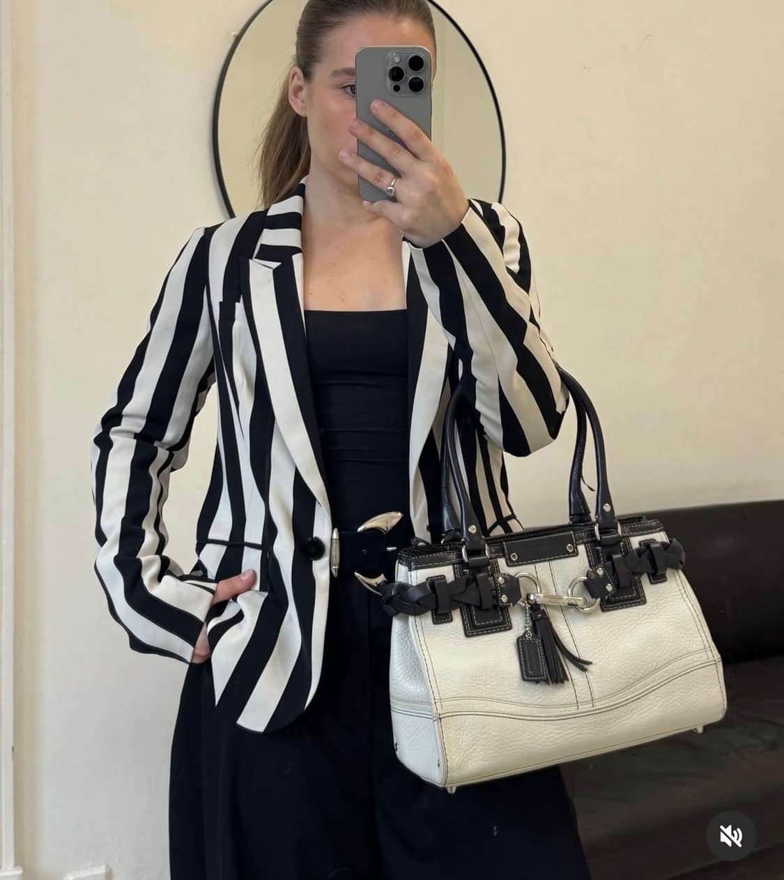 코치 아이보리 버클 가죽 숄더백 상품이미지4