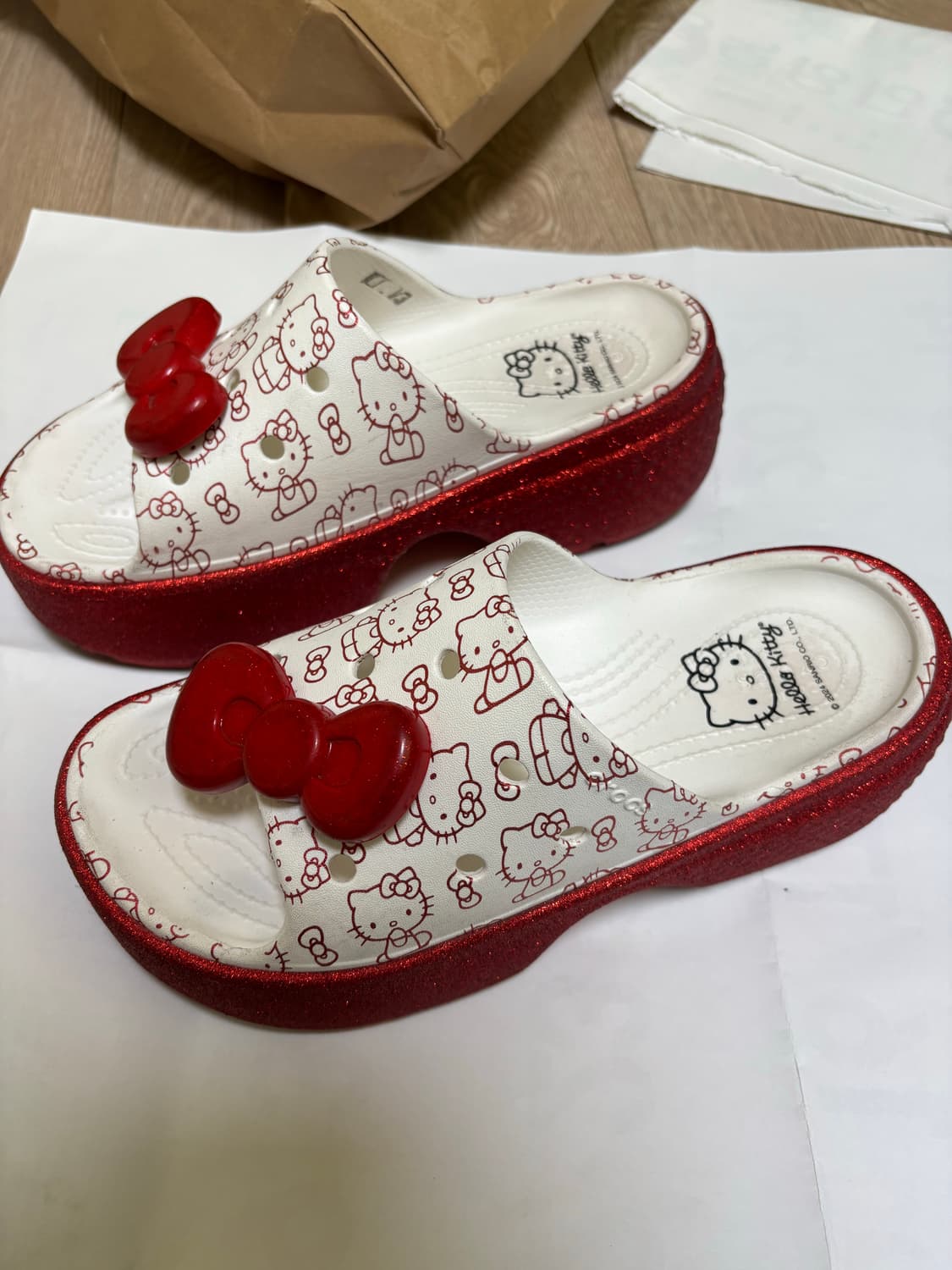 크록스 x 헬로 키티 스톰브 슬라이드 화이트 레드 상품이미지2