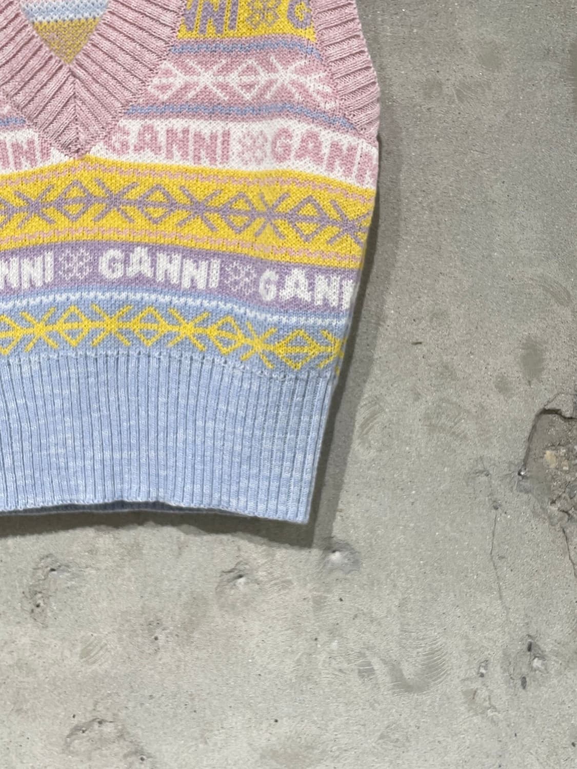 가니 믹스 그래픽 V넥 울 니트 베스트 상품이미지5