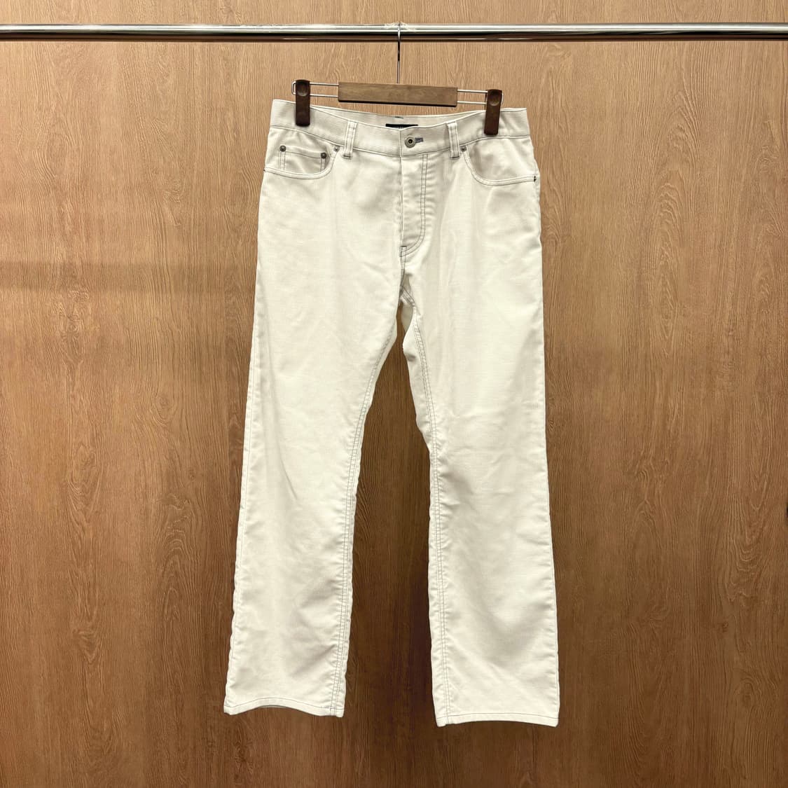 버버리 블랙 라벨 스트레이트 팬츠 골덴 스티치 가죽 패치 디테일 화이트 상품이미지2