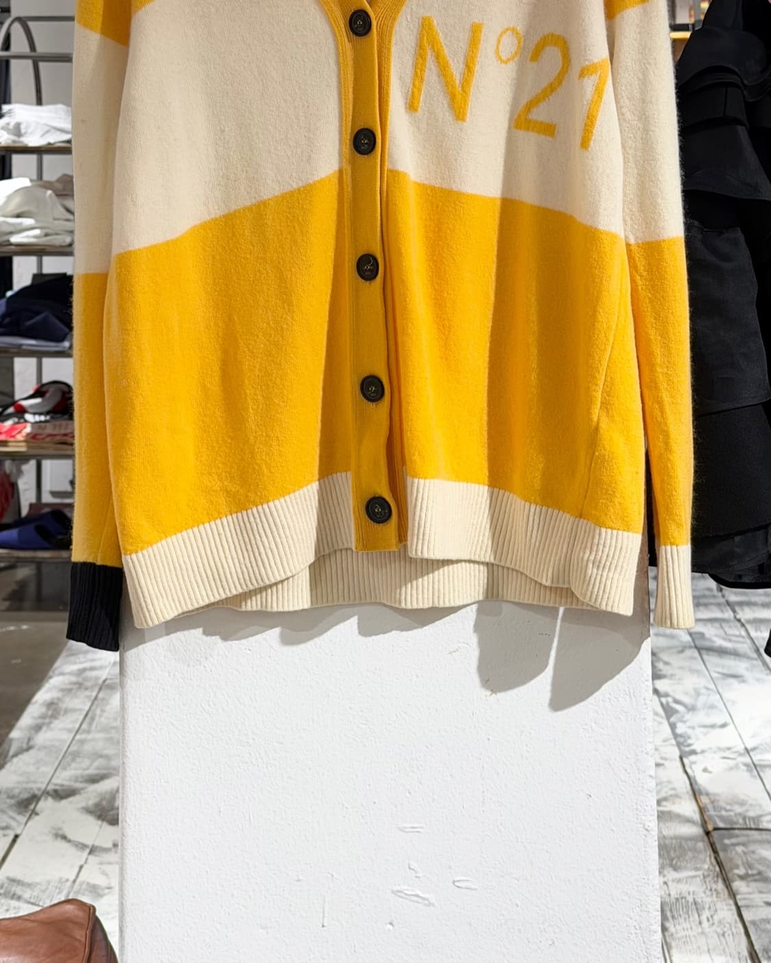 n21 옐로우 클라우디아 울 로고 가디건 상품이미지5