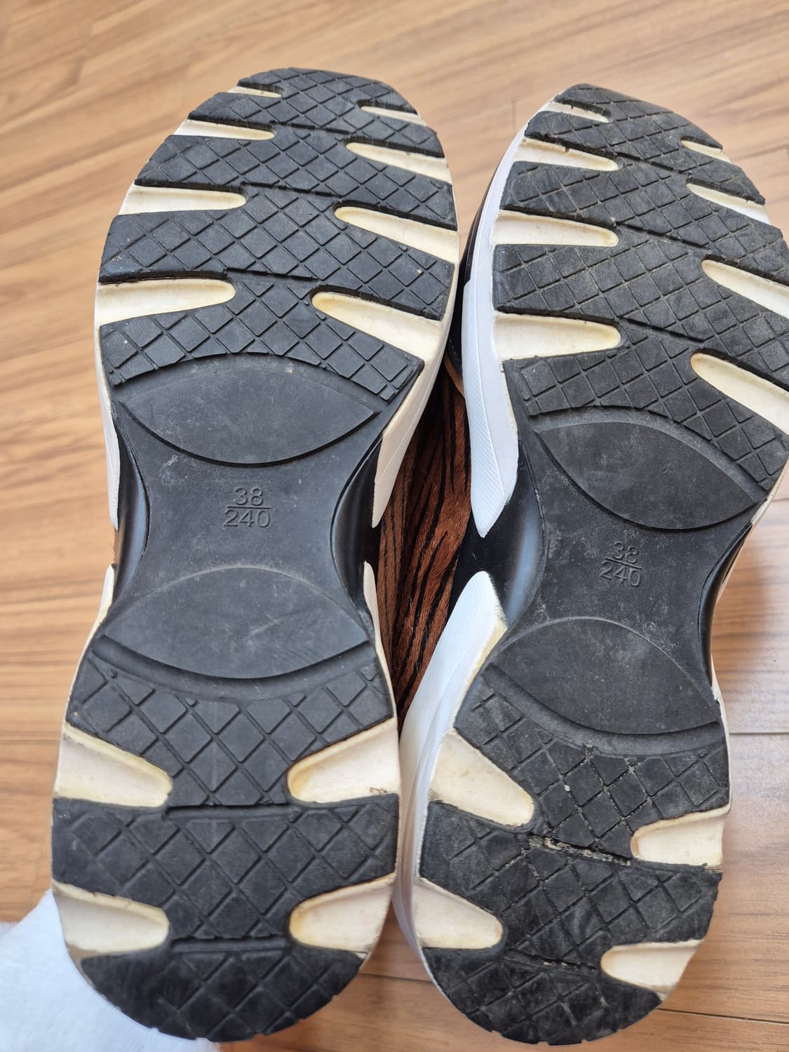 신발 상세 사진 꼭 확인해주세요. 미샤 여성 운동화 240사이즈입니다.  상품이미지6