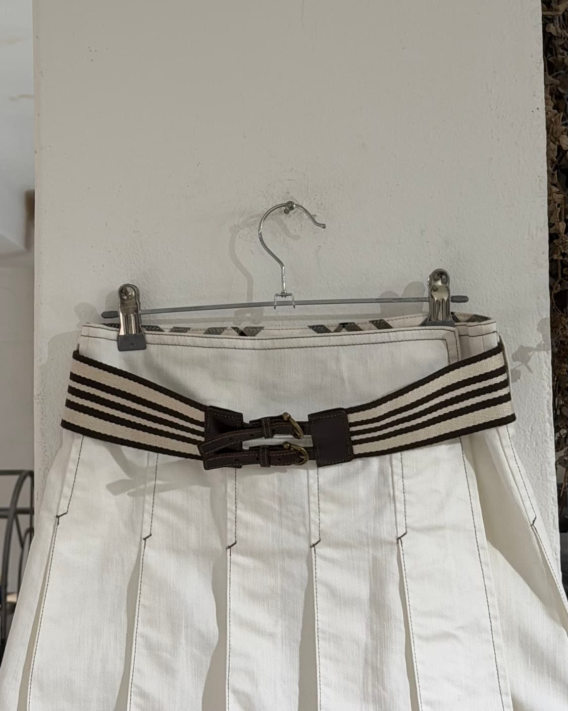 버버리 블루라벨 화이트 벨티드 플리츠 랩 미니 스커트 상품이미지2