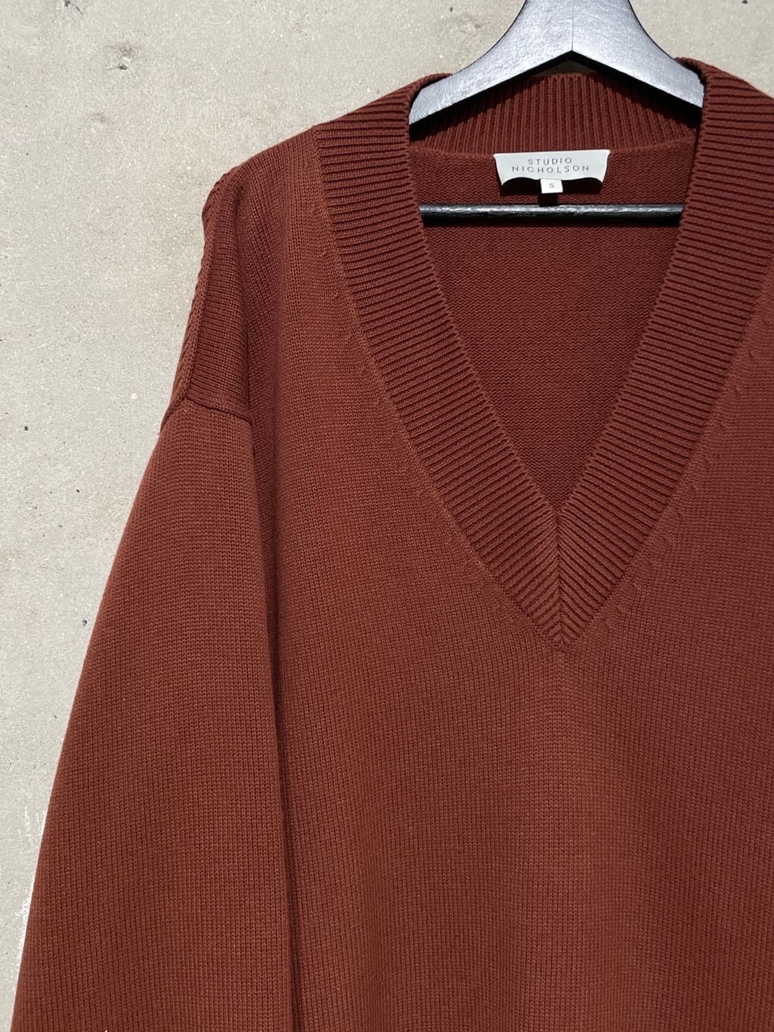 스튜디오 니콜슨 브라운 V넥 울 혼방 니트 상품이미지2