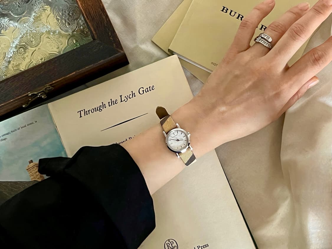 버버리 실버 라운드 여성 시계  상품이미지9