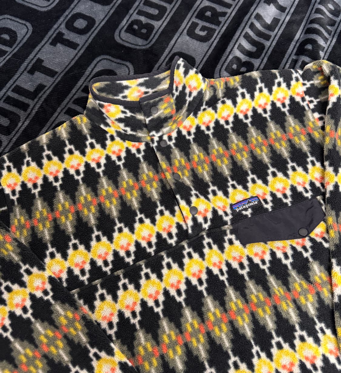 파타고니아 신칠라 스냅 티 풀 오버 포레스트 카펫 블랙 골드 상품이미지3