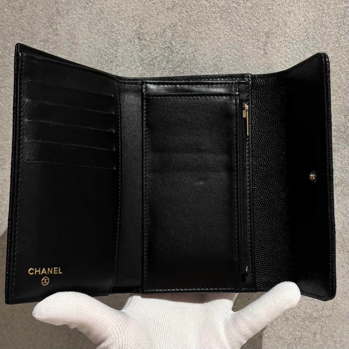 A+ OS사이즈 샤넬 CC로고 캐비어 플랩 반지갑 블랙 (내장칩) 상품이미지8