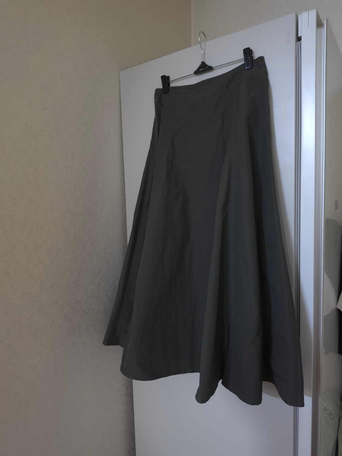 듀엘 카키색 플레어 롱스커트 상품이미지4