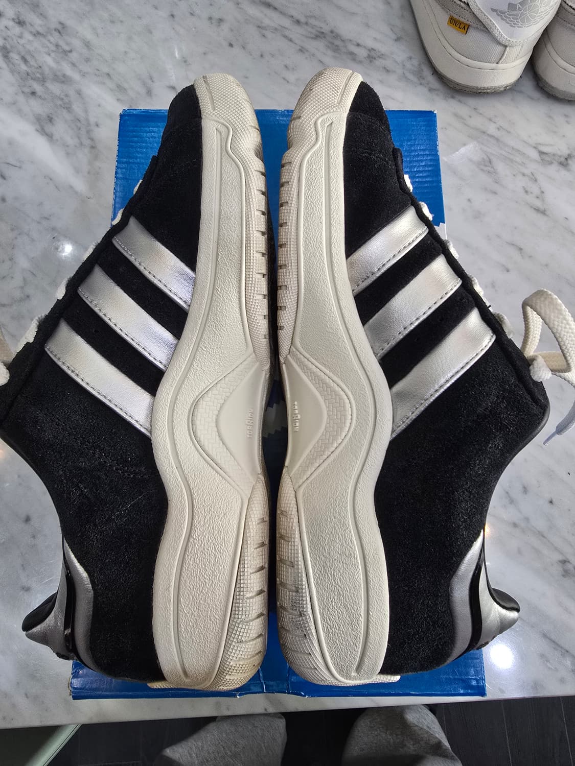 극미중고 캠퍼스x 아트모스 슈프림블랙 235 상품이미지3