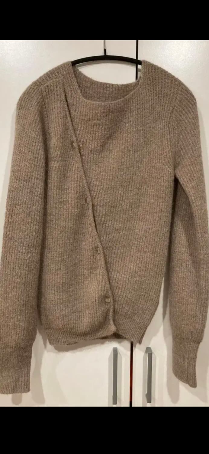 Jacquemus  자크뮈스 비대칭 니트 가디건 상품이미지3