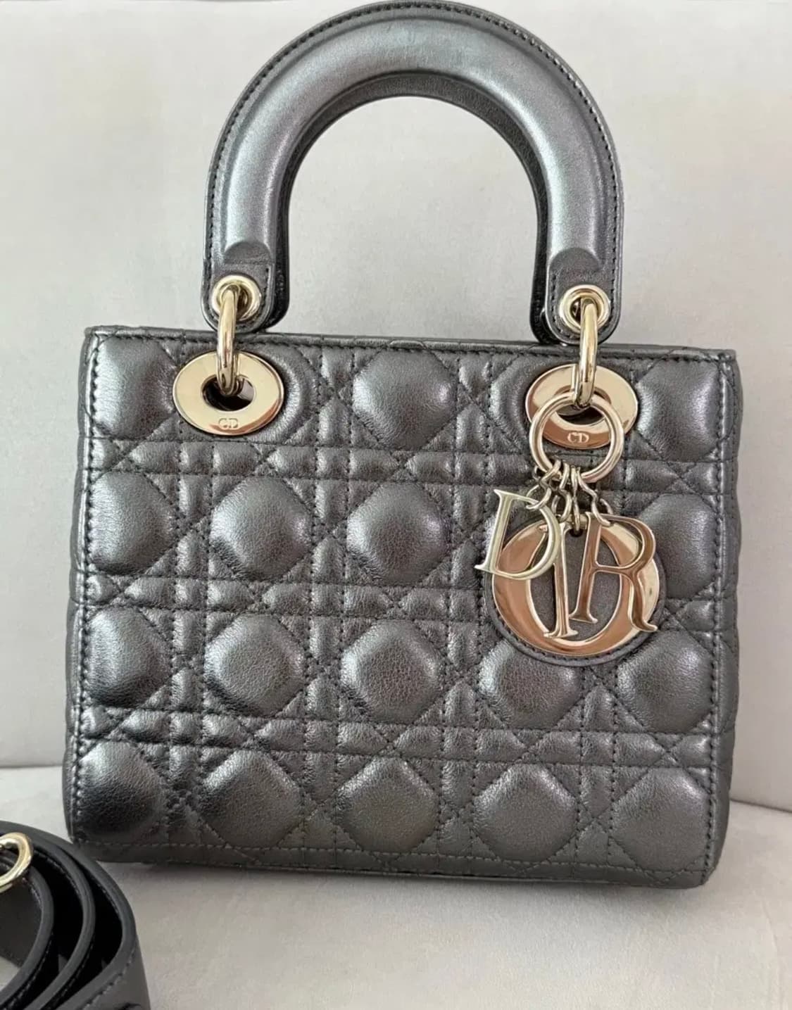 디올 레이디백 레이디디올 스몰 메탈릭실버 상품이미지2