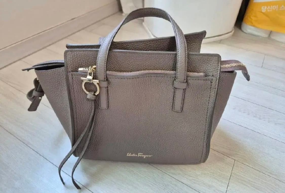 살바토레 페라가모 23SS 여성 에이미 스몰 토트숄더백 상품이미지1