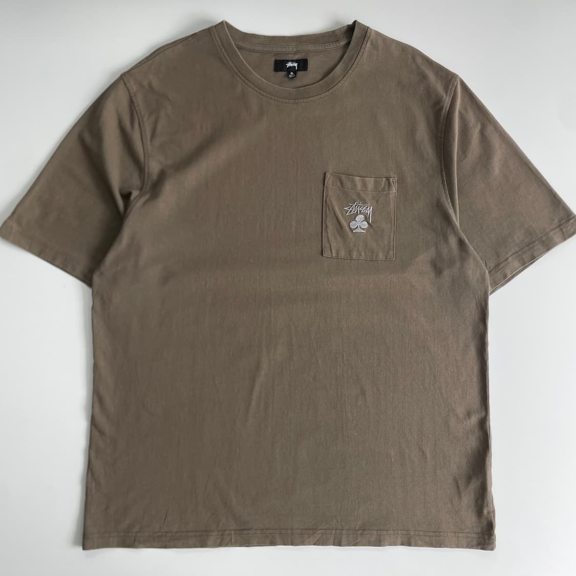 Stussy 스투시 탄 베이지 스페이드 자스 포켓 반팔티 상품이미지1
