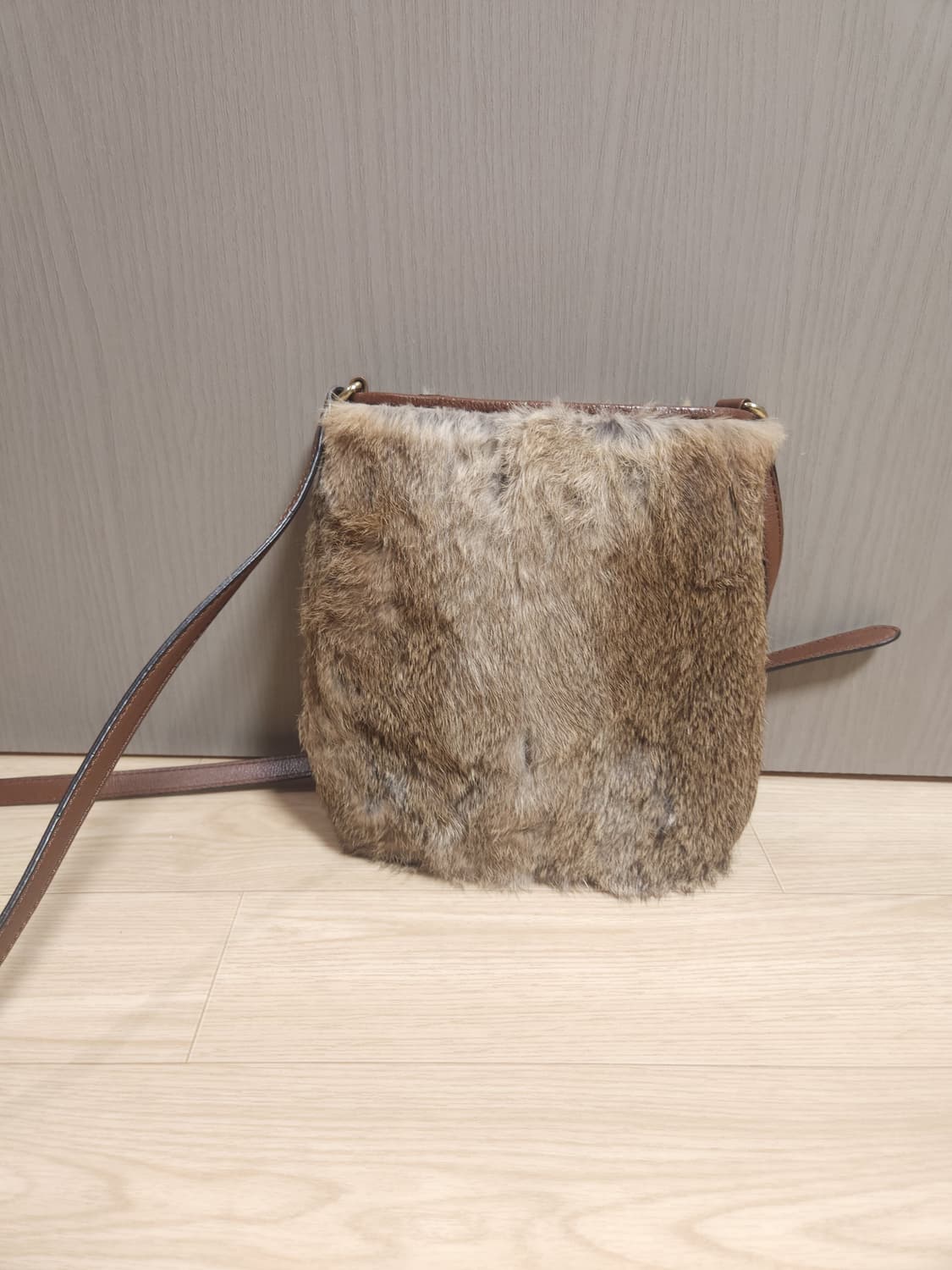 마이클코어스 퍼 크로스백 상품이미지2