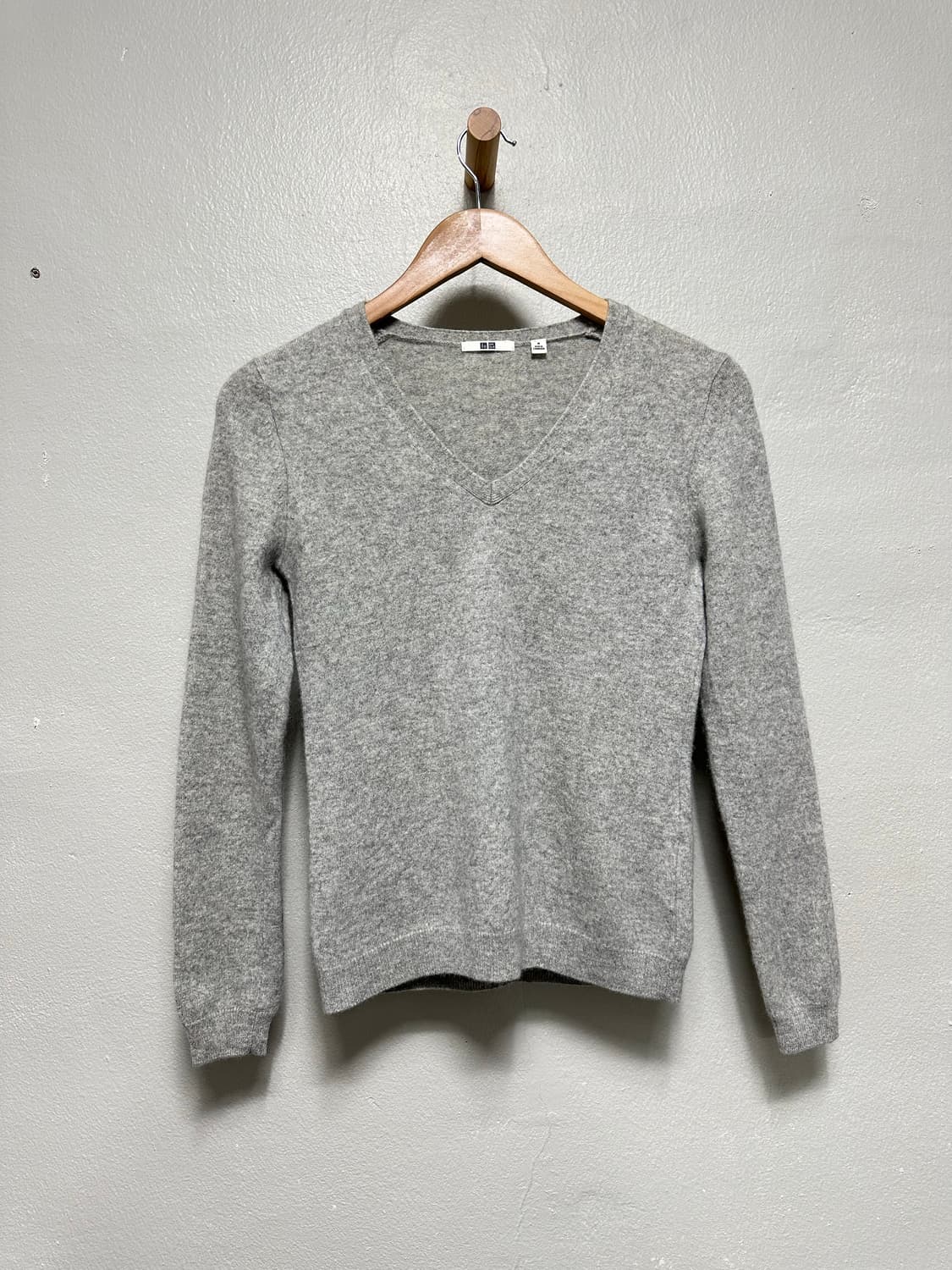 유니클로 캐시미어 100% 브이넥 니트 상품이미지1