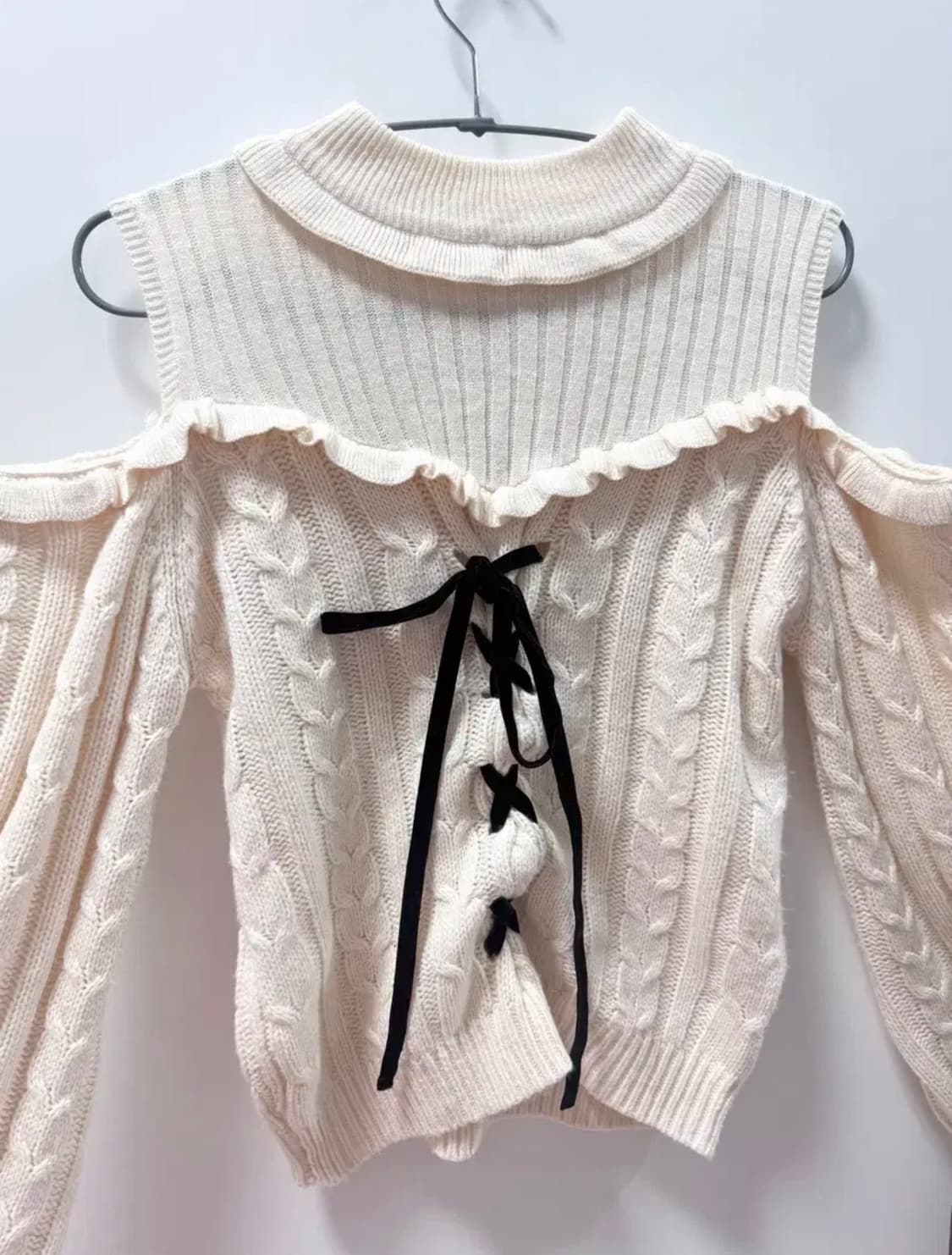 앙크루즈 벨벳 리본 꽈베기 어깨트임 오프숄더 니트 일브 빈티지 상품이미지1