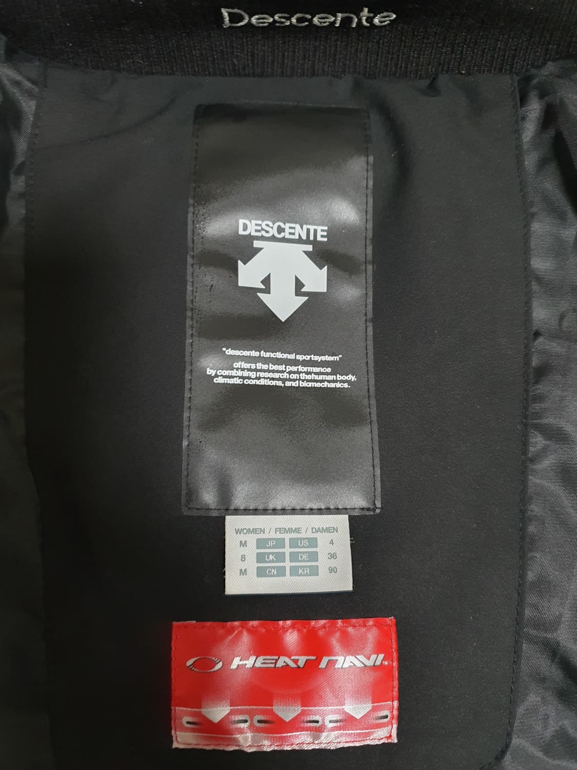 데상트 미드롱 다운 패딩  상태좋고깨끗해요 사이즈 90 상품이미지4