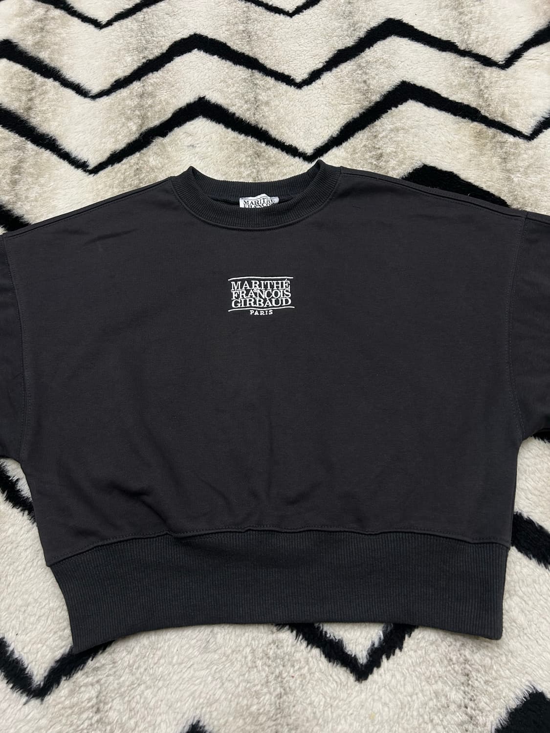 [S]마리떼프랑소와저버 로고 크롭 맨투맨/차콜 상품이미지3