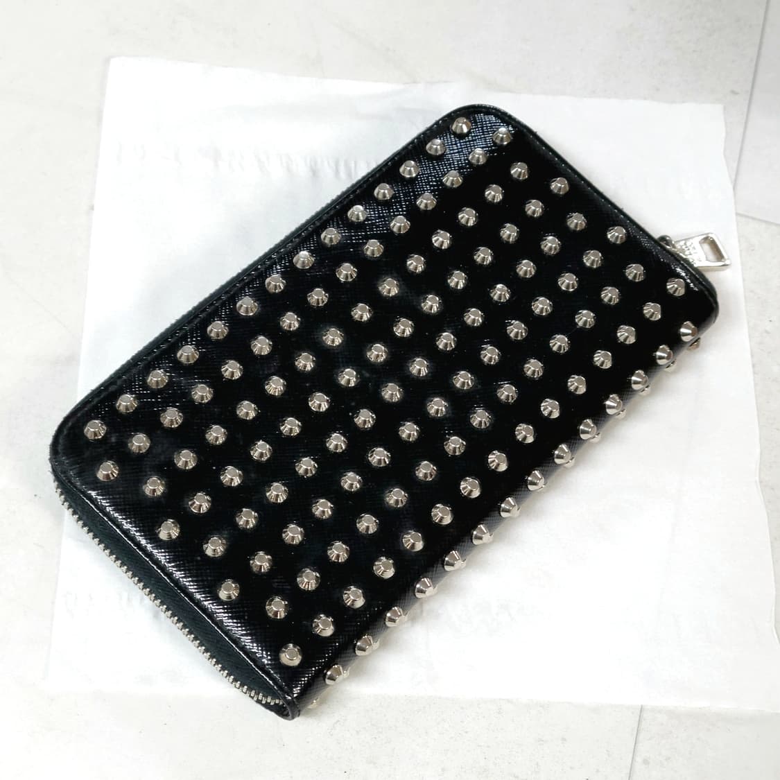 프라다 사피아노 에나멜 가죽 스터드 장지갑 상품이미지2