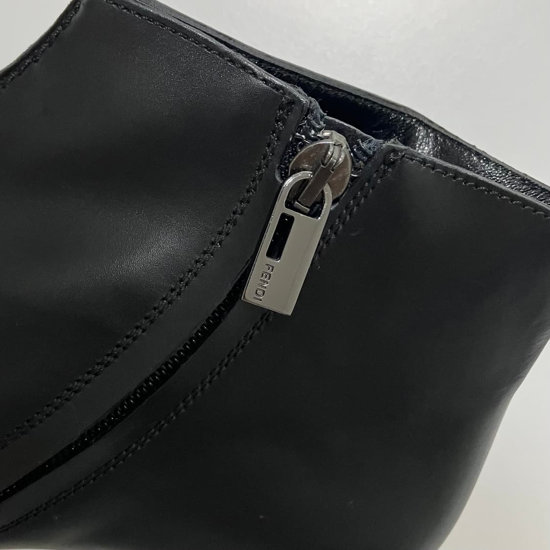 [새상품] Fendi 펜디 이태리 레더 앵클 부츠 블랙 상품이미지7