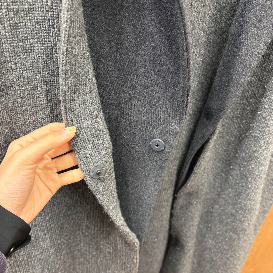 솔리드옴므 니트 가디건 코트 카라 레이어드 탈부착 디테일 루즈핏 그레이 상품이미지7