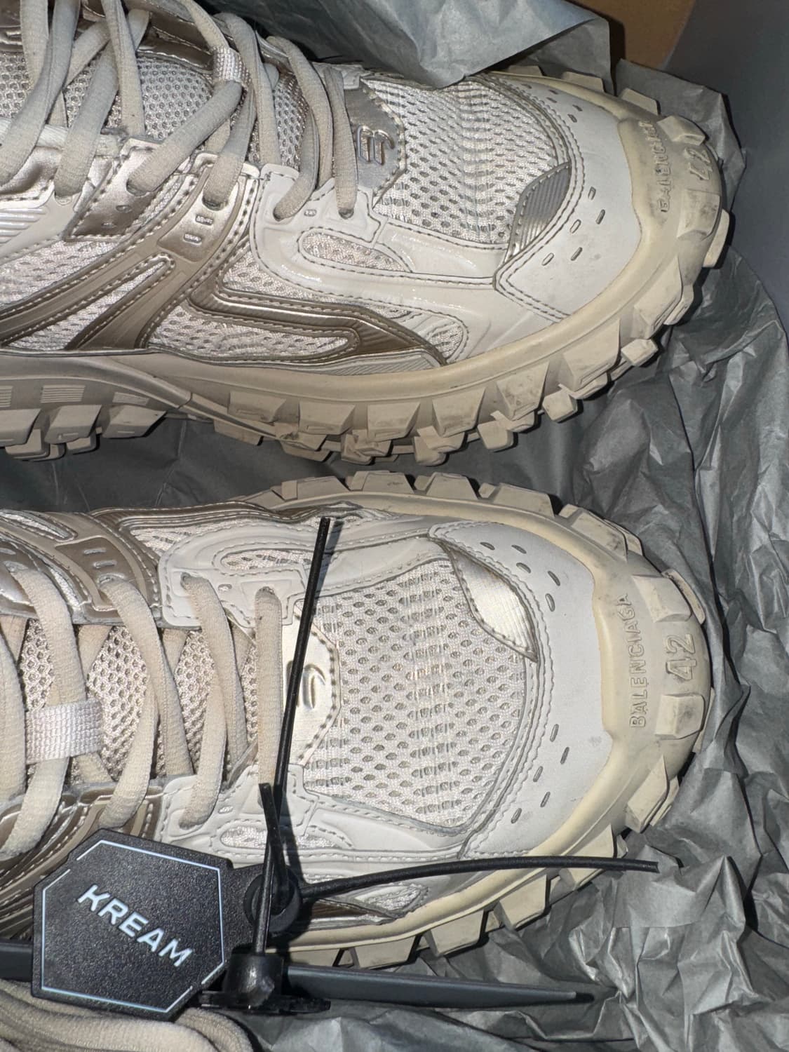 발렌시아가 디펜더 42 상품이미지4