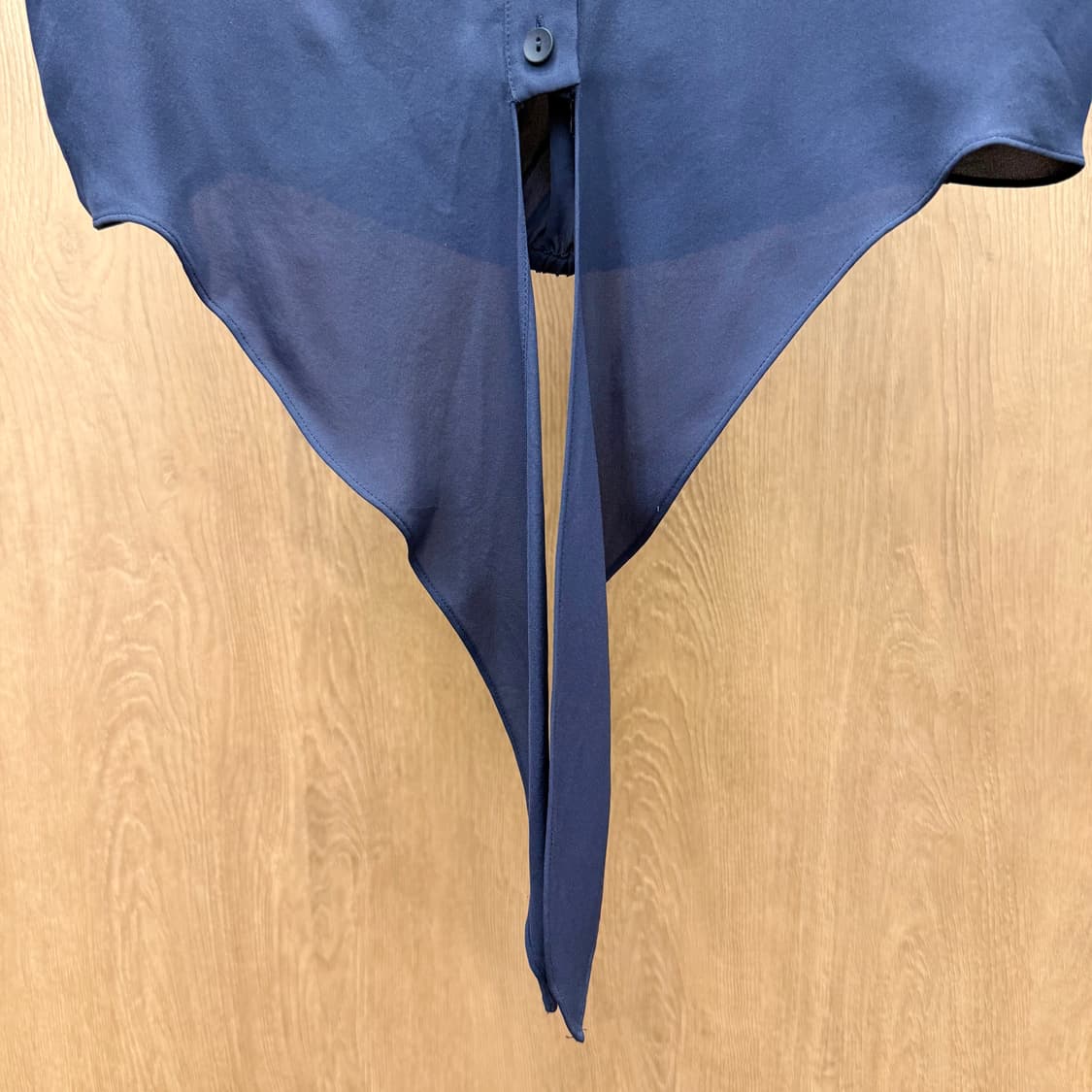 띠어리 실크 셔츠 블라우스 언발란스 타이 디테일 슬림핏 네이비 상품이미지7